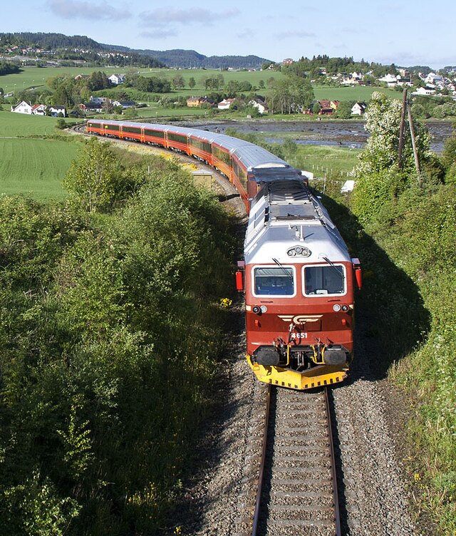 An NSB Di 4 locomotive pulls a passenger train through Malvik on the Nordland Line in 2012