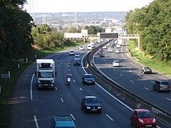 L'A104 est le tronçon nord-est de la Francilienne (ici en vert) ; elle s'étend de Gonesse dans le Val-d'Oise à Collégien en Seine-et-Marne, photo avec panneau dynamique éteint, Aire urbaine de Paris.