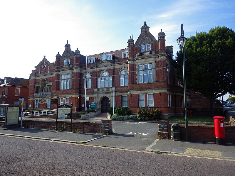 File:Town Hall, London Road, Bexhill (2).jpg
