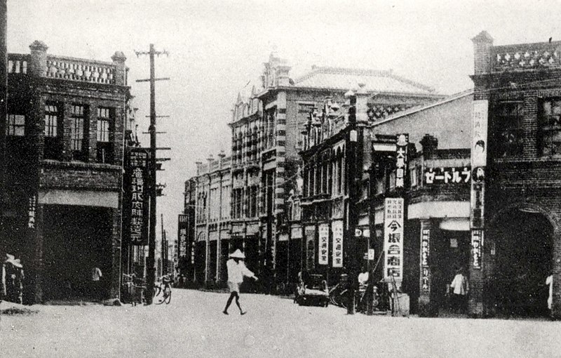 File:Town street of Toen.jpg