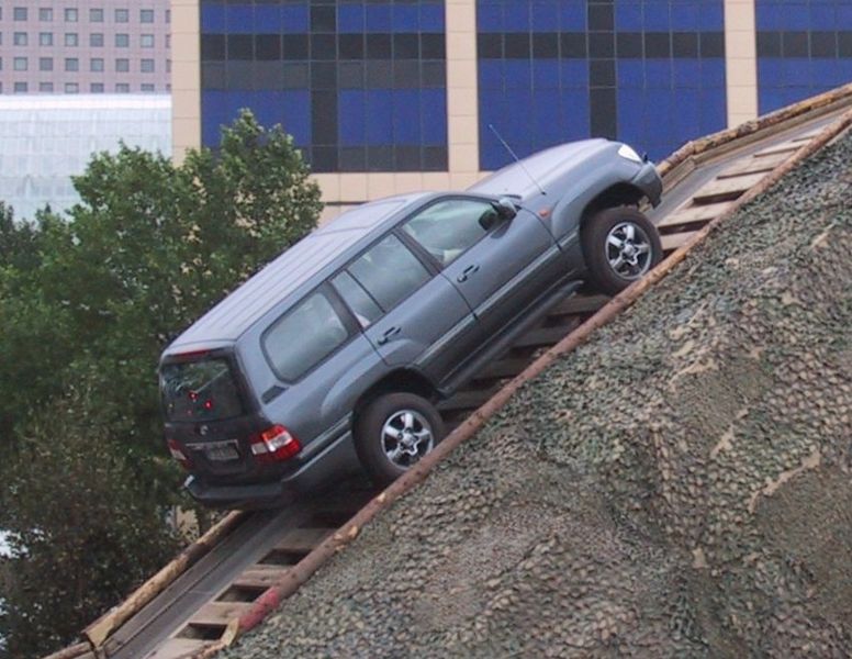 صورة:Toyota Land Cruiser at a 80Percent slope at the IAA 2005.jpg