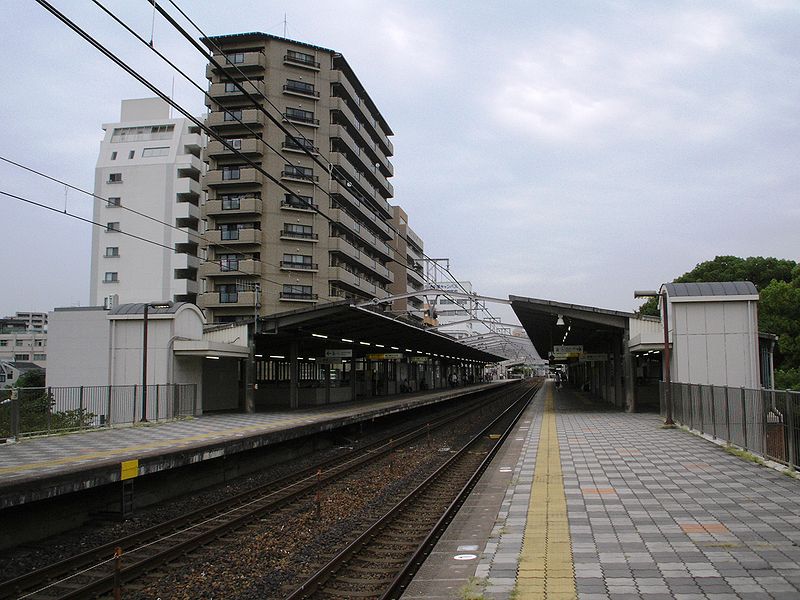 File:Tsurumai-Station-platform.JPG