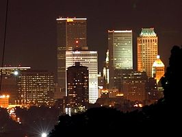 De skyline van Tulsa in de nacht
