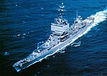 USS Long Beach (CGN-9) em andamento no mar, por volta de 1960s.jpg