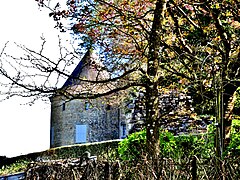 Une des tours du château de Roulans.
