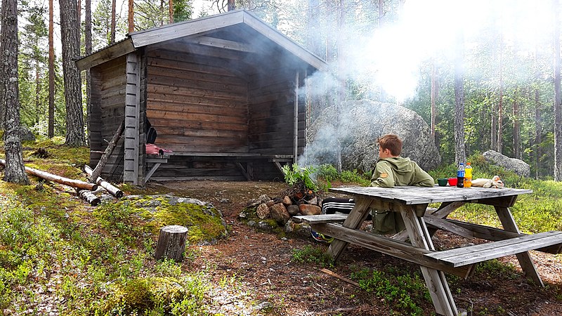 File:Vändåtberget vindskydd vid Sör-Holmsjön 2015.jpg