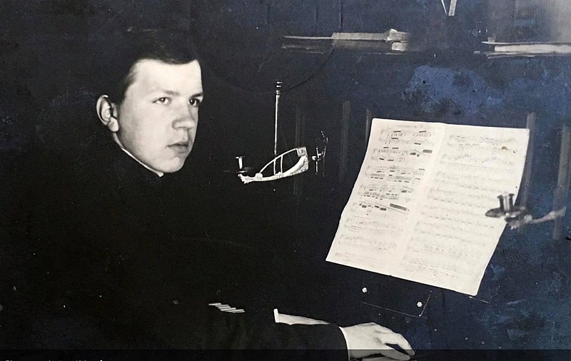 File:Valdemārs Ozoliņš pie klavierēm.jpg