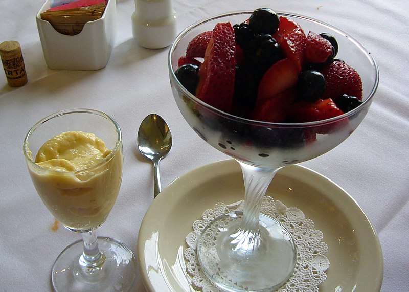 File:Verrine de soupe aux petits fruits rouges.jpg