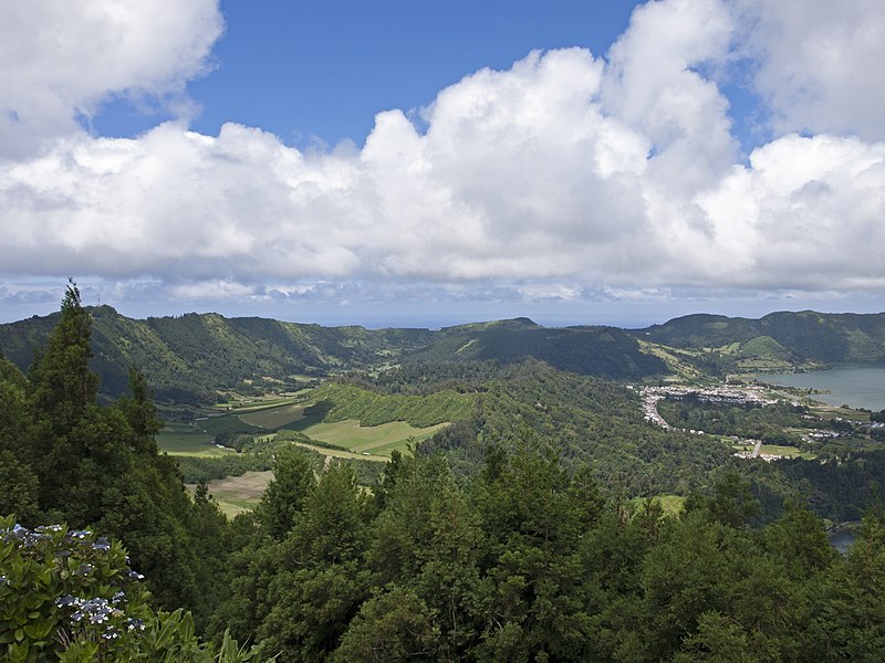 File:View from Miradouro da Vista do Rei 1.jpg