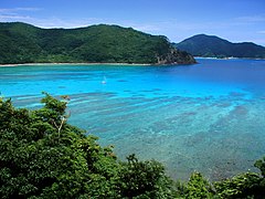 Vista de la bahía de Katetsu desde el cercano mirador de Manenzaki en Amami Ōshima.