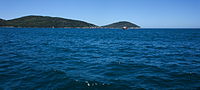 Español: Vista desde un barco de turismo a la altura del muelle, Arraial do Cabo, Brasil English: View since a tourist ship near the dock, Arraial do Cabo, Brazil