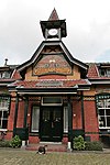 Polychrome ornamenttegels in de Jugendstil op het Gabbemagasthuis (1906) in Leeuwarden