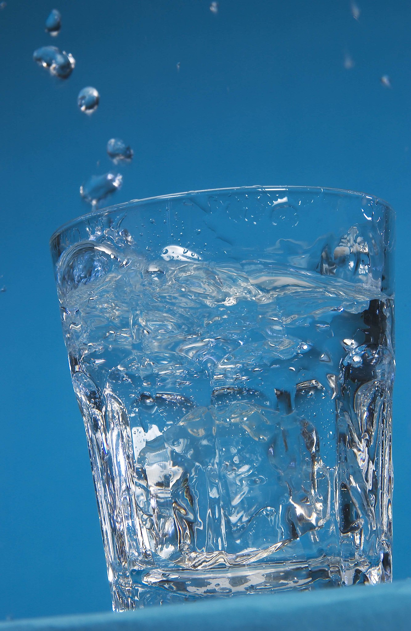 File:Big cup of water.jpg - Wikimedia Commons