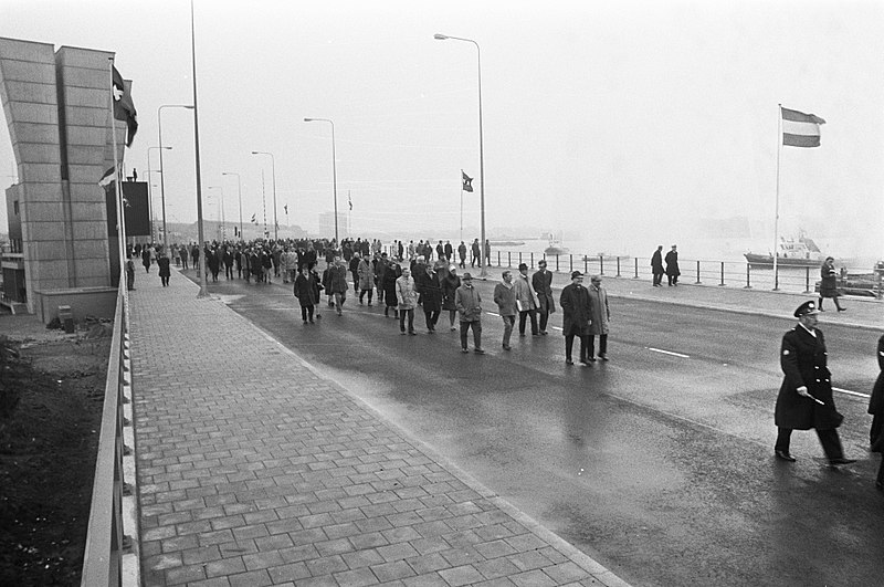 File:Wethouder mr J Bootsma stelt brug over Oosterdoksdoorgang in gebruik, Amsterda, Bestanddeelnr 925-1414.jpg