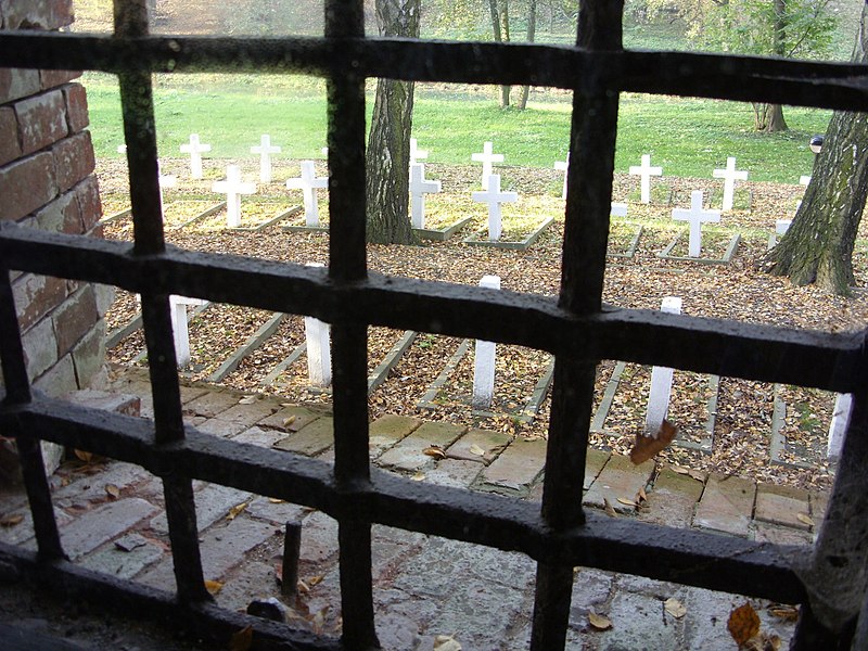 File:Widok z okna celi obozu na cmentarz w Rotundzie Zamojskiej.jpg