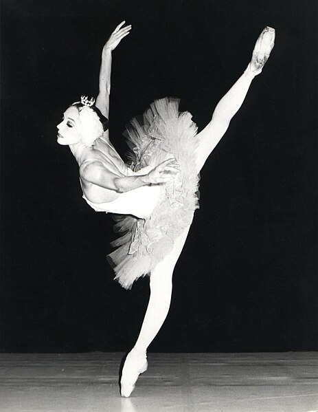 File:Wilfride Piollet danse dans "le Lac des Cygnes" (à l'Opéra de Paris, 1977).jpg