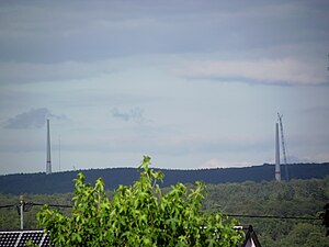 Zwei der Anlagen im Windpark Ellern während der Bauphase im August 2012. Bild aus Riesweiler aufgenommen.