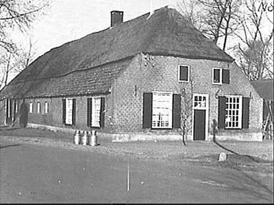 Typische Brabantse stijl boerderij, April 15, 1942, Nijnsel