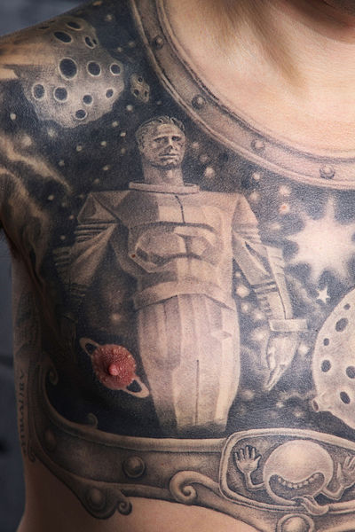 File:(Man) Chest tattoo. Monument to Yuri Gagarin (astronaut) in Moscow. Color.jpg