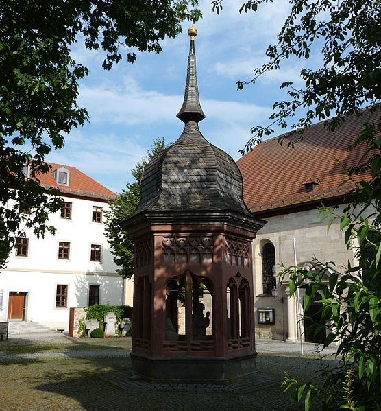 File:Ölberggruppe in einem sechseckigen Sandsteingehäuse - panoramio.jpg