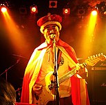 Усама по време на концерт в Токио, октомври 2012 г.