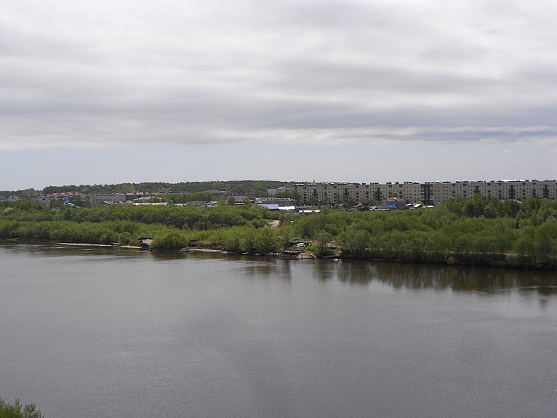 File:Вид на Ноглики с моста через реку 2.jpg