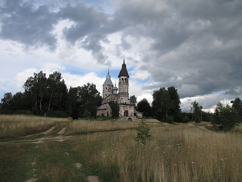 File:Казанская церковь, с. Смольнево; все окрестные дороги ведут к храму.JPG