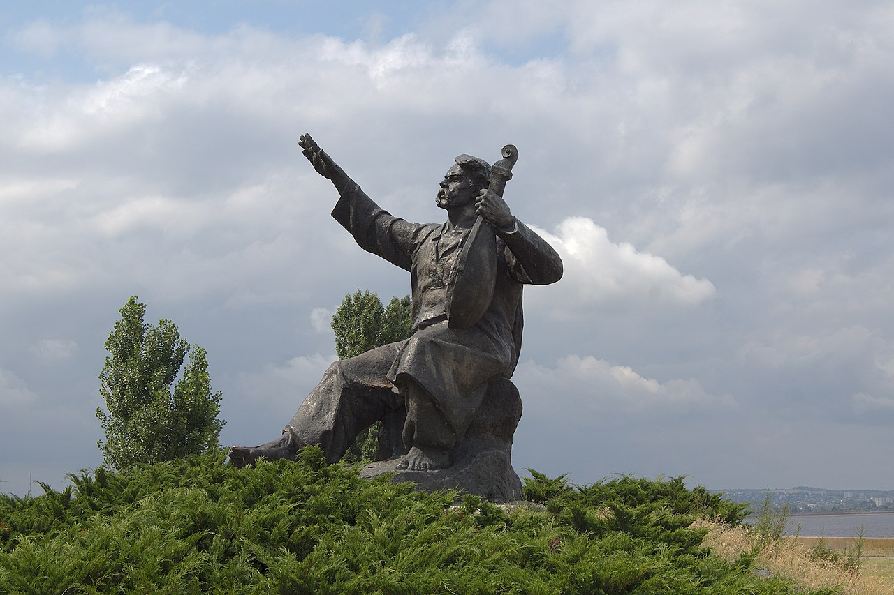 Памятник Шевченку перед греблей Каневской ГЕС