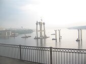 Будівництво нового мостового переходу, що триває з 2004 року через Дніпро[19]