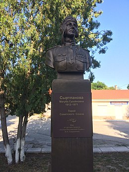 Памятник Магубе Сыртлановой в Белогорске (2018).jpg