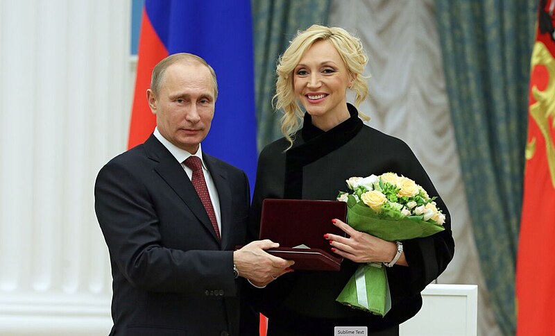 File:Путин вручает награду Орбакайте.jpeg