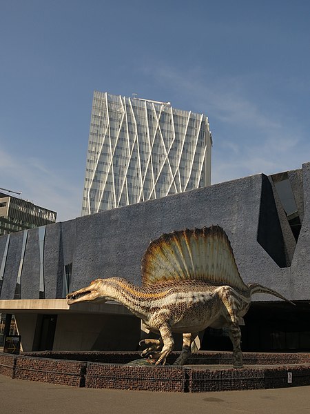 File:030 Spinosaurus davant el Museu Blau, pl. Leonardo da Vinci, Fòrum (Barcelona).jpg