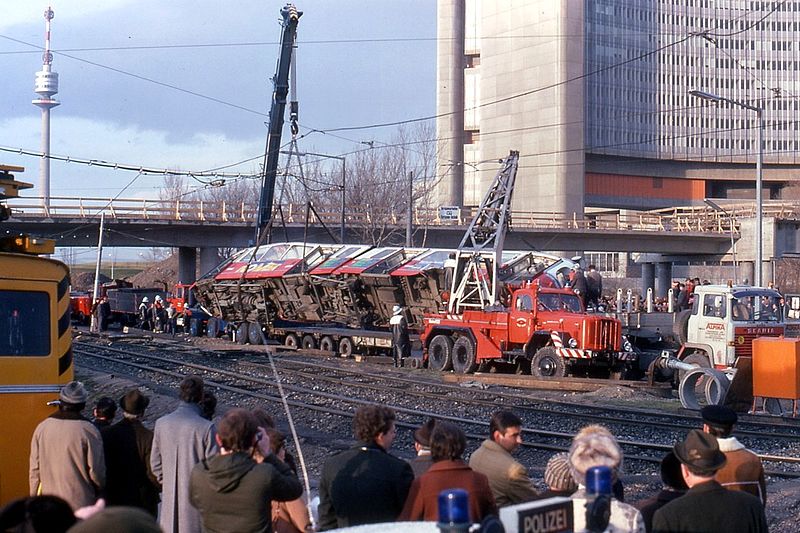 File:065R11311279 Strassenbahn, Unfall bei der Abfahrt von der Ersatzbrücke, Haltestelle Kaisermühlen, Strassenbahn Linie 26,.jpg