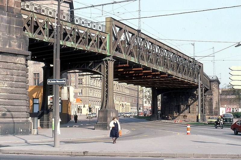 File:079L27040481 Stadtbahn, Gaudenzdorfer Brücke, Bereich Gumpendorfer Gürtel, Blick Richtung Sechshauserstrasse 04.04.1981.jpg