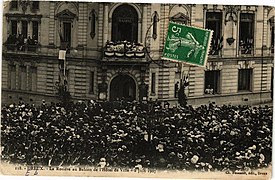 Cérémonie de la rosière, le 2 juin 1907. Le balcon du premier étage est alors surmonté de l'inscription « Mairie ».