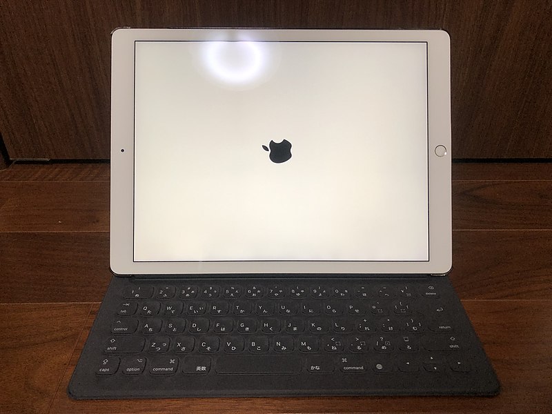 File:12.9 inch iPad Pro with Smart Keyboard.jpg