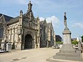 Bodilis : le monument aux morts et le porche sud de l'église Notre-Dame.