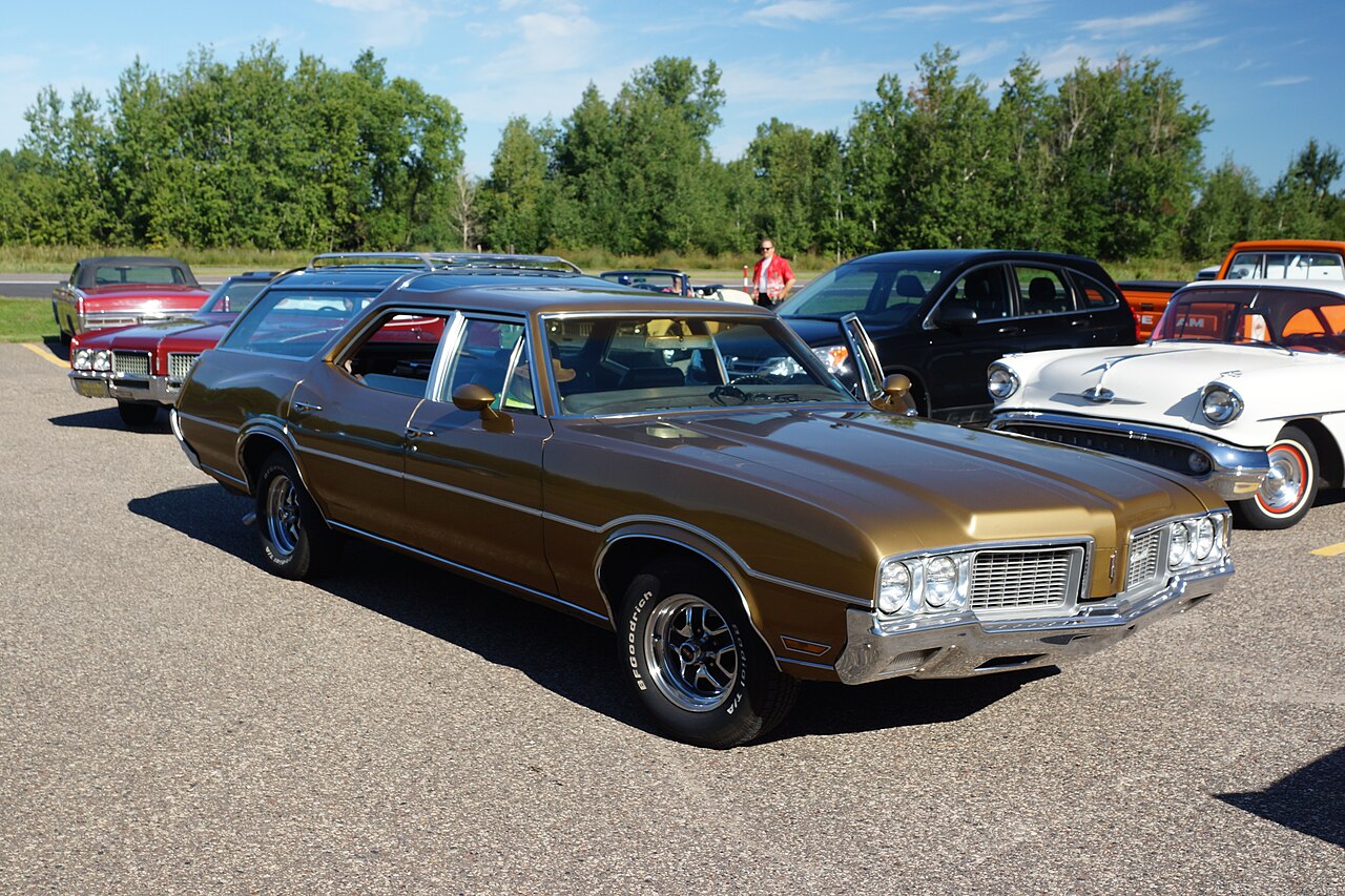 Image of 1970 Oldsmobile Vista Cruiser (28763327602)