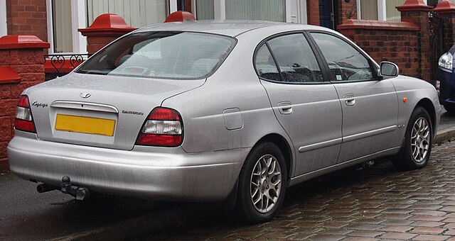 2002 Daewoo Leganza (V100) CDX sedan (United Kingdom).