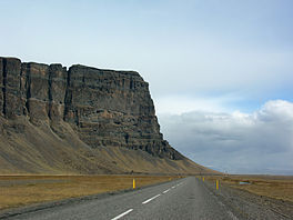 De Hringvegur vlokbiej Lómagnúpur in Suðurland