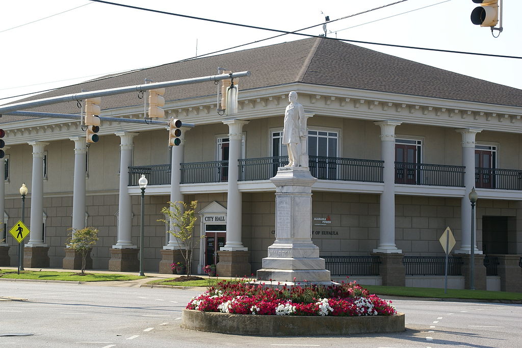 2011.05.21.074717 City Hall Eufaula Alabama USA.jpg