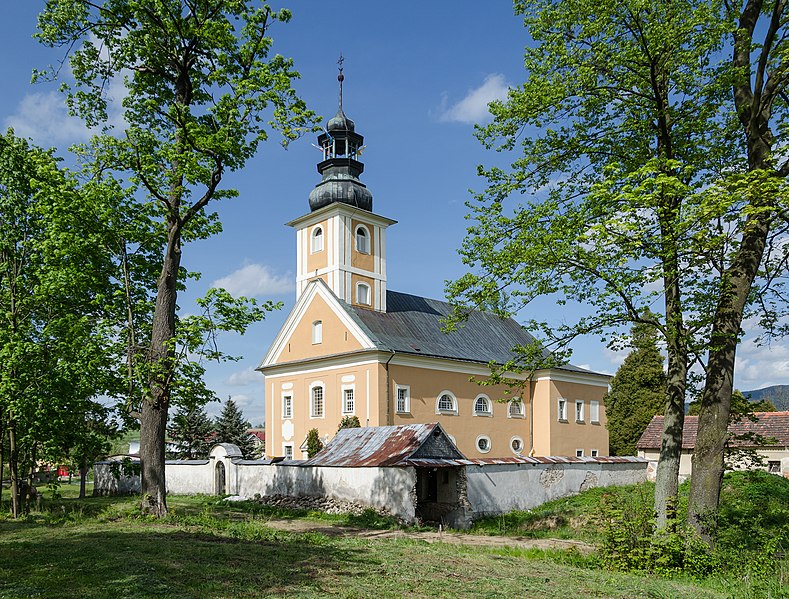 File:2014 Wilkanów, kościół św. Jerzego.jpg