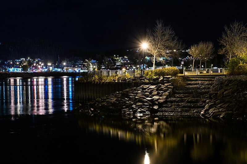 File:2016-11 Chicoutimi at night 01.jpg