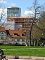 Blick über Colombipark in Freiburg auf den Bahnhofsturm und den Neubau der Volksbank