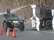 東日本大震災時に汚染地域の偵察活動に従事し除染を受ける車両