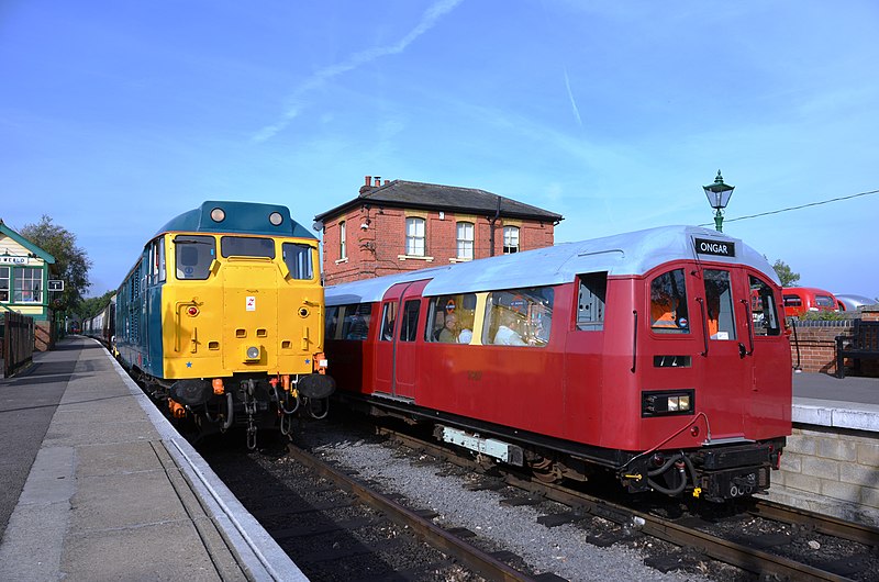 File:31438 + Cravens Unit 3907 North Weald - 29.09.14.jpg