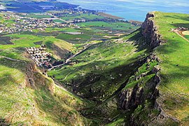 Farbfoto eines steilen Berges oben links, weniger steil vorne