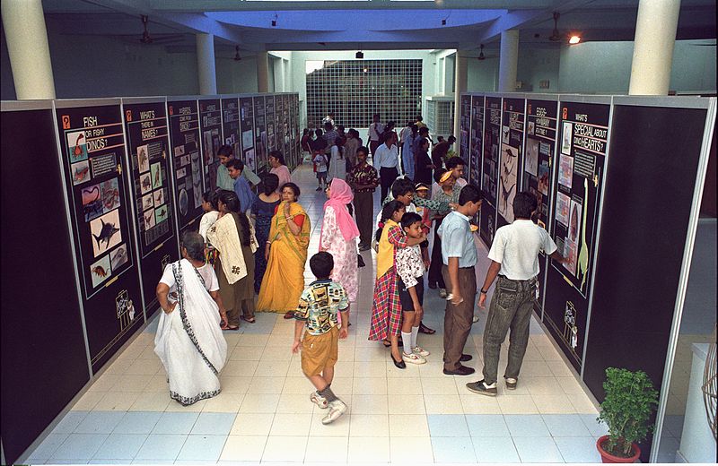 File:A to Z of Dinos Panels with Visitors - Dinosaurs Alive Exhibition - Science City - Calcutta 1995-June-July 484.JPG