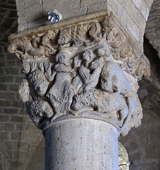Abbazia di Sant'Antimo, capitello con daniele nella fossa dei leoni del Maestro di Cabestany