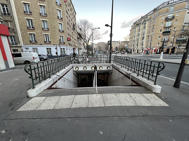 File:Accès Station Métro Porte Dorée Boulevard Poniatowski - Paris XII (FR75) - 2021-12-30 - 14.jpg